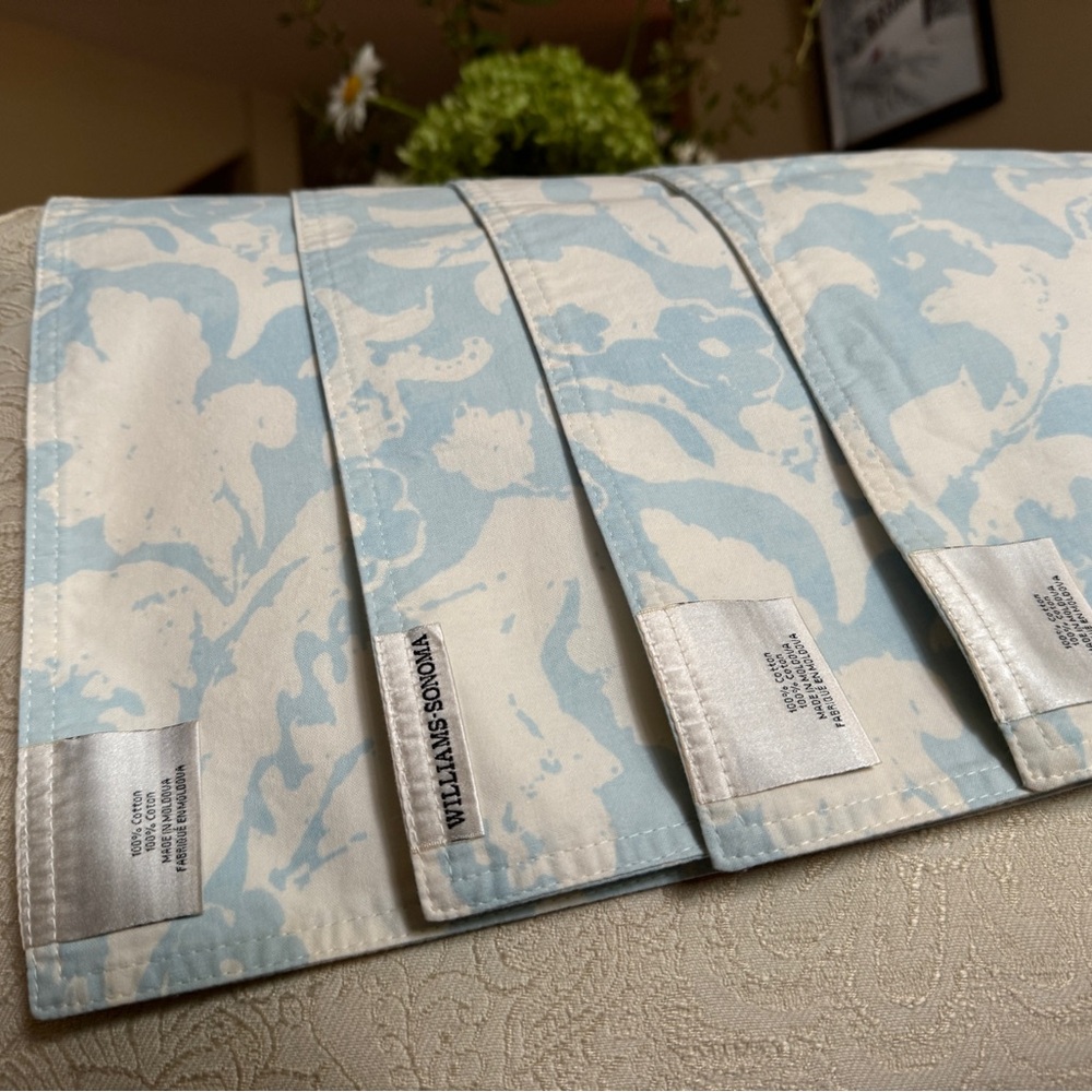 Williams Sonoma 4 Piece Placemat Set 100% Cotton Light Blue & White Floral